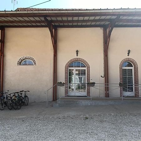 Chambre D'Hotes Le Domaine Des Hirondelles Champcenest Exterior foto