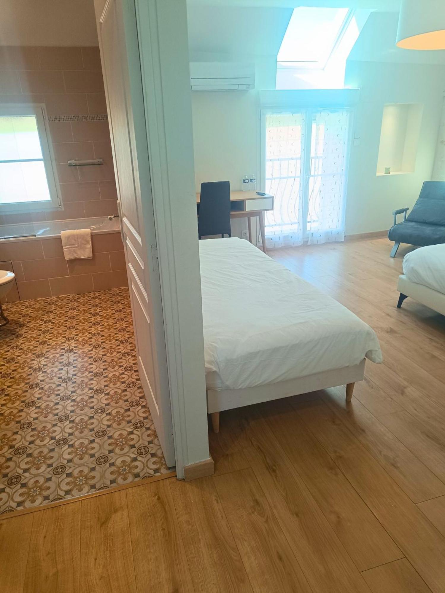 Chambre D'Hotes Le Domaine Des Hirondelles Champcenest Habitación foto
